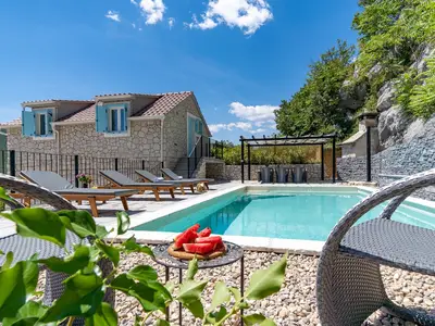 Im Außenbereich der Villa Judita befindet sich ein privater Pool von 8 x 4 m, der beheizt ist und über eine Hydromassage verfügt