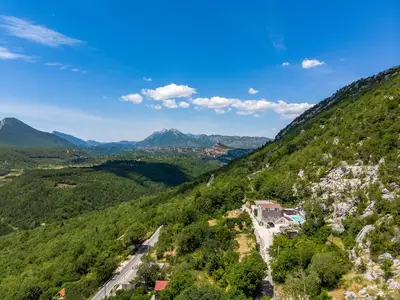 Das Villa liegt im Dorf Zadvarje, einem Hinterland der Makarska Riviera mit wunderschönen Kiesstränden in der Nähe und natürlichem Schatten durch Pinien
