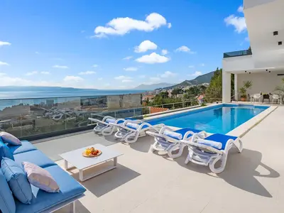Die Villa Sagnia thront oberhalb der Stadt Makarska auf einem eingezäunten Grundstück von 490 m2.