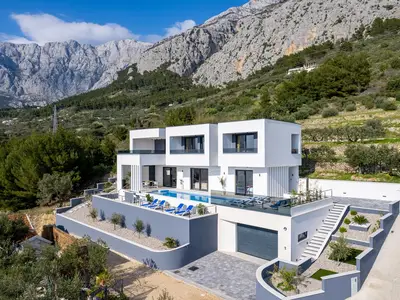 Blick auf die Villa und die natürliche Umgebung.