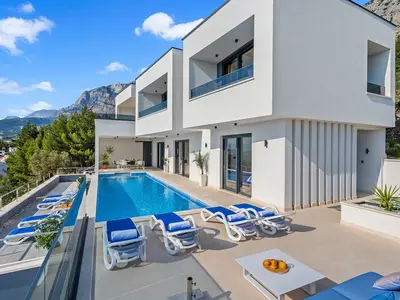 Großer Swimmingpool von 40 m2, mit einem großzügigen Bereich zum Sonnenbaden mit Sonnenliegen.