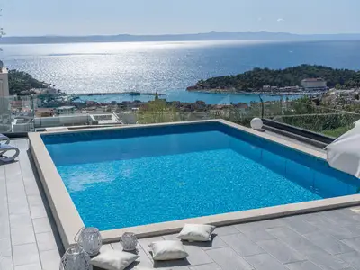 Atemberaubende Aussicht auf den Sonnenuntergang in einer stilvollen Villa mit 5 Schlafzimmern, einem privaten 32 m2 großen Pool, 4 Badezimmern, 2 Wohnzimmern und 2 Küchen