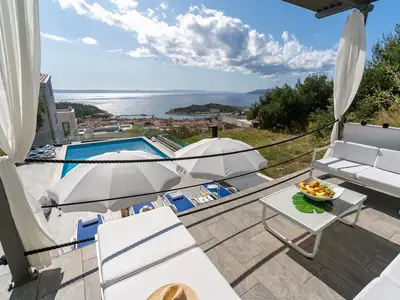 Atemberaubende Aussicht auf den Sonnenuntergang in einer stilvollen Villa mit 5 Schlafzimmern, einem privaten 32 m2 großen Pool, 4 Badezimmern, 2 Wohnzimmern und 2 Küchen