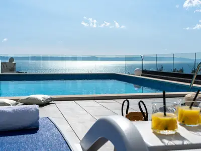 Die Villa Lea bietet eine Lounge-Ecke zum Entspannen bei der Aussicht auf den Sonnenuntergang