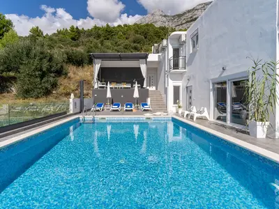 Der Außenbereich bietet einen privaten 32 m2 großen Pool (6,8 x 4,7 m) mit herrlichem Blick auf die Makarska Riviera