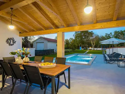 Villa für 8 Personen (160 m²) in Mali Vareški 1/10