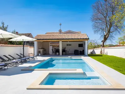 Villa für 8 Personen (160 m²) in Mali Vareški 1/10