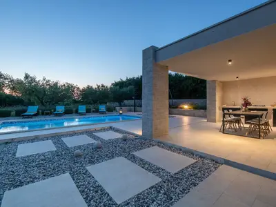 PoolOfHouse
