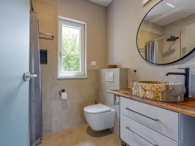 Badezimmer mit Dusche