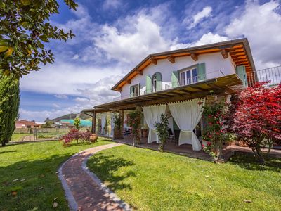 Villa Clara ist ein schönes Anwesen umgeben von einem üppigen Garten voller Blumen