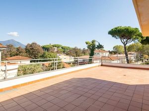 23996842-Villa-8-Marina Di Pietrasanta-300x225-3