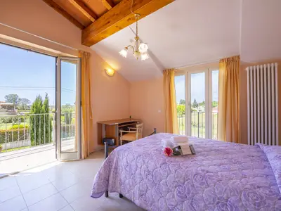 Doppelschlafzimmer im ersten Stock mit Balkon und Seitenfenster