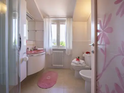 Eigenes Badezimmer mit Dusche