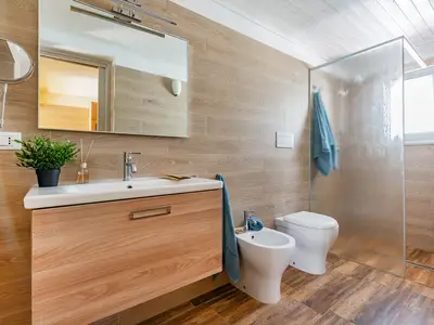 Badezimmer mit Dusche