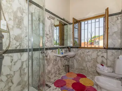 Badezimmer mit Dusche