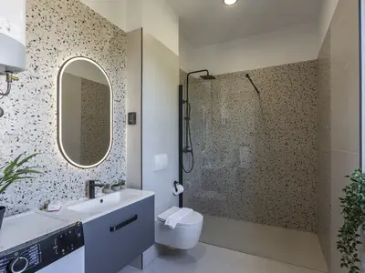 Badezimmer mit Dusche