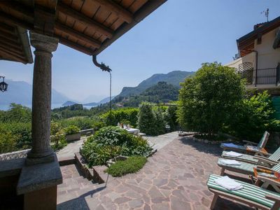 Sonnige Terrasse mit Seeblick