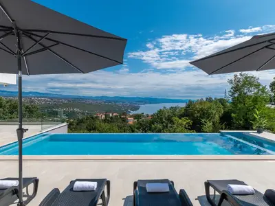 Infinity swimming pool of Villa Gabi