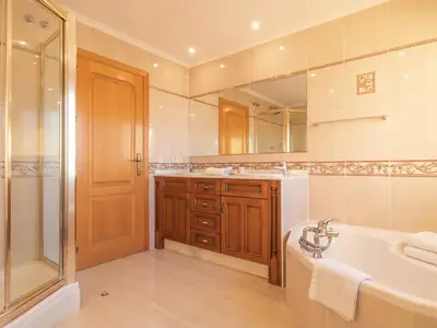 Badezimmer mit Dusche