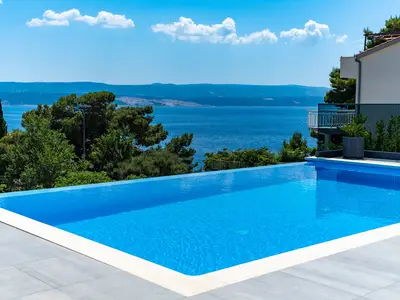 Privater 32 m2 großer beheizter Pool mit 6 Liegestühlen