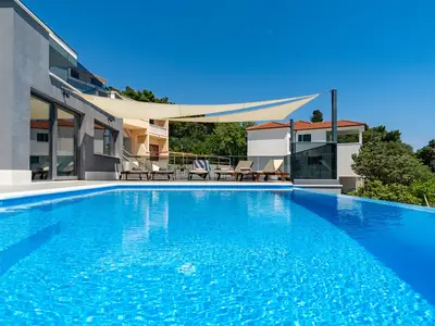Privater 32 m2 großer beheizter Pool mit 6 Liegestühlen