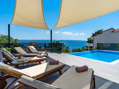 Privater 32 m2 großer beheizter Pool mit 6 Liegestühlen