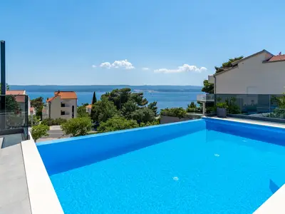 Privater 32 m2 großer beheizter Pool mit 6 Liegestühlen und Gartenmöbeln