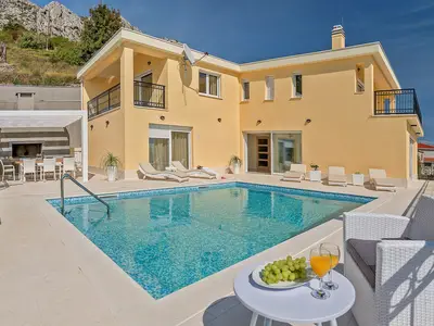 Die Villa Sun Palace befindet sich in günstiger Lage in der Altstadt des Dorfes Mimice, nur 1 km vom Strand entfernt (200 m Luftentfernung).