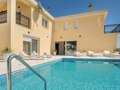 35 m2 großer privater Pool mit Massage und Hydrolysesystem, das das Poolwasser ohne Chlor und andere chemische Zusätze reinigt