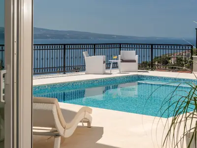 Perfekte Lage, wenn Sie einfach nur Ihre Zeit im Pool verbringen möchten, fernab von allem und den Grillen mit mediterranen Pflanzen lauschen möchten