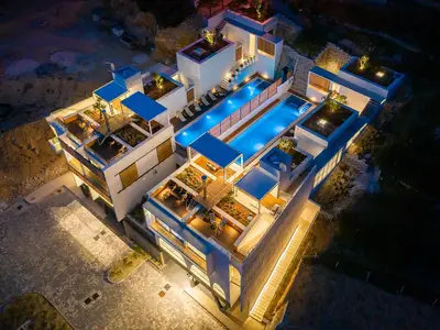 Die Wind Rose Wellness Villas bestehen aus zwei identischen modernen Villen im Dorf Marušići an der Riviera Omiš.