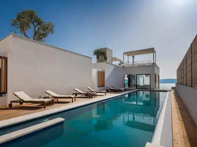 Das Outdoor bietet einen beheizten privaten Pool mit einer Hydromassagebank von 18 x 3,8 m, einen geräumigen Sonnendeckbereich mit 6 Liegestühlen, eine Lounge-Ecke im Freien mit Blick auf den erfrischenden Pool und eine Außendusche.