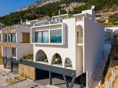Die Villa Bura befindet sich auf einem 956 m2 großen Grundstück und bietet insgesamt 556 m2 Wohnfläche. Es verfügt über 3 Ebenen, die durch eine Treppe und einen Aufzug verbunden sind.
