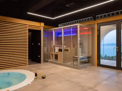 Ebene 1: Der Wellnessbereich bietet auch eine schöne Spa-Zone und verfügt über einen Whirlpool für 6 Personen, eine finnische Sauna, eine Dampfbadkabine und einen Ruheraum mit einer beheizten Bank.
