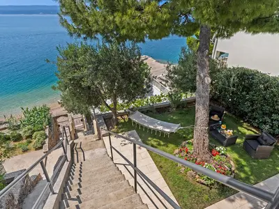 Private Außentreppen der Villa Del Mar vom Parkplatz zum Strand