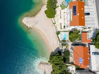 Villa Del Mar liegt direkt am Kiesstrand.