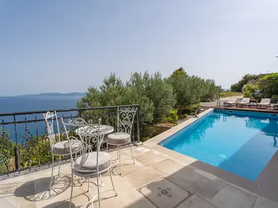 Panoramablick auf das Meer und die Insel, den Sie zu jeder Tages- und Nachtzeit genießen können