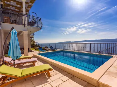 Ein privater, 25 m2 großer beheizter Pool mit Gegenstromanlage