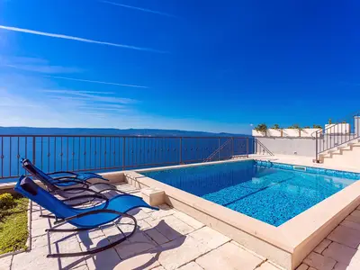 Panoramablick auf das Meer und die Insel, den Sie zu jeder Tages- und Nachtzeit genießen können
