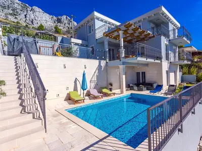 Am Poolbereich stehen Ihnen 6 Liegestühle und eine Lounge-Ecke zur Verfügung