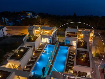 Die Wind Rose Wellness Villas bestehen aus zwei identischen modernen Villen im Dorf Marušići an der Riviera Omiš