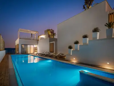 Hochwertig gestaltete Villa Maestral mit beheiztem Pool, Whirlpool, Wellness, Fitnessraum, Sauna, 3 Schlafzimmern und offenem Meerblick