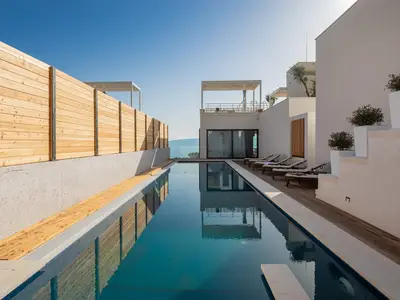 Das Outdoor bietet einen beheizten privaten Swimmingpool mit einer Hydromassagebank 18m x 3,8m, einen großzügigen Sonnendeckbereich mit 6 Liegestühlen, eine Außenlounge und eine Außendusche