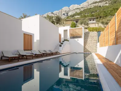Vom Sonnendeck aus gelangen Sie auf die private Terrasse jedes Schlafzimmers, auf der jeweils ein Couchtisch für zwei Personen steht