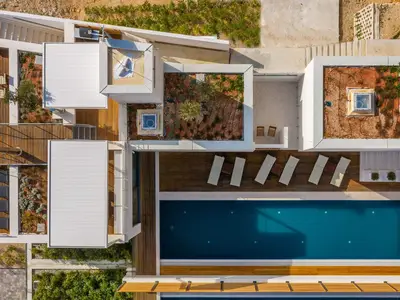 Villa Maestral befindet sich auf einem Grundstück von 861 qm und bietet insgesamt 556 qm Wohnfläche. Es hat 3 Ebenen, die durch eine Treppe und einen Aufzug verbunden sind