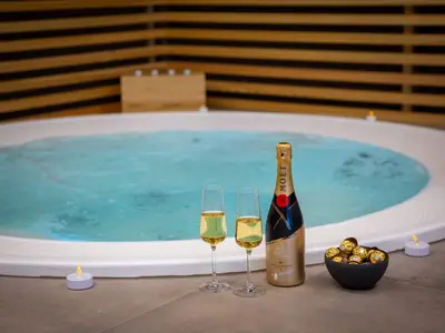 Ein wunderschöner Spa-Bereich enthält einen Whirlpool für 6 Personen