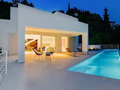 Sonnenterrasse mit 27m2 Pool, Liegestühlen und Gartenmöbeln