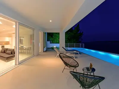 Sie können in herrlichem Meerblick auch in der Nacht genießen, mit Glas Wein ...