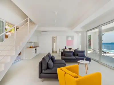 Moderne Wohnfläche und Treppe für Obergeschoss mit zwei Schlafzimmern