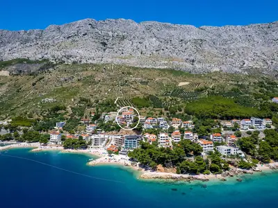Die Villa Dattero liegt im Dorf Medići, nur 80 m von einem wunderschönen Kiesstrand mit kristallklarem Meer entfernt. Mehrere Restaurants sind zu Fuß erreichbar